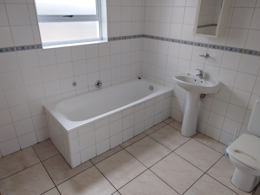 To Let 5 Bedroom Property for Rent in Strand Central Western Cape